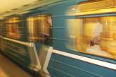 В Киевском метро женщина упала на рельсы