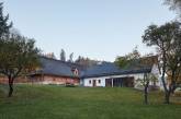 Два сельских дома, олени и деревья в Чехии. ФОТО