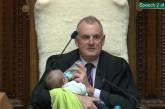 Спикер парламента во время заседания нянчился с чужим ребенком. ФОТО