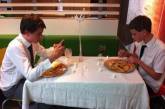 Компания подростков устроила в «Макдоналдсе» ужин при свечах 