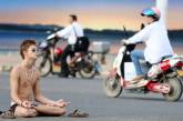 Российский студент устроил медитацию нагишом на дороге
