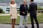 В сети высмеяли забавный танец Меркель перед Макроном. ФОТО