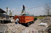 Жители индонезийской деревни выживают за счет импортного мусора. ФОТО