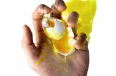 Как разбить яйцо одной рукой