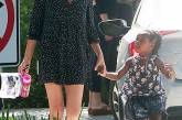 Шарлиз Терон в мини-платье на прогулке с дочерью в Лос-Анджелесе. ФОТО