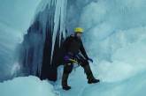 Украинцы нашли в Антарктиде уникальную пещеру. ФОТО