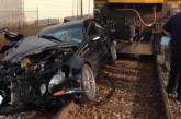 В США женщина-водитель выжила после столкновения ее авто с двумя поездами