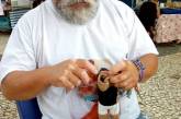Дедушка вяжет куколок с витилиго, чтобы поддержать детей, отличающихся от других. ФОТО