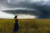 Женщина на фоне торнадо. ФОТО