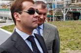 Российский премьер носит женские очки 