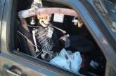 В Киеве водитель прокатился со скелетом на переднем сидении. ФОТО