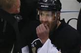В NHL хоккеист во время матча вырвал себе зубы 