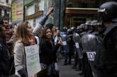 В Риме демонстранты закидали политиков яйцами и помидорами 