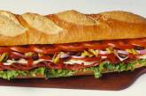 Мужчина подал иск на 15 тысяч долларов за пятисантиметровую иглу в бутерброде