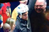 Во время матча НХЛ пьяный болельщик стащил шлем с хоккеиста