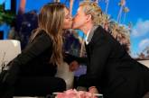 Дженнифер Энистон поцеловалась в прямом эфире с популярной ведущей. ФОТО