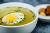 Диетологи считают, что лечиться куриным супом – не лучшая идея