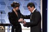 Дакота Джонсон вручила награду отчиму Антонио Бандерасу на Hollywood Film Awards. ФОТО