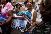 В Венесуэле армия захватила магазины: товары раздают почти бесплатно 