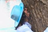 Перуанец «женился» на аргентинском дереве 