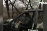 В Харькове сняли на видео водителя: управлял машиной, сидя на табуретке. ФОТО
