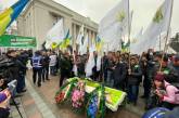 Под Верховную Раду принесли мертвую свинью. ФОТО