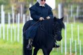 Королева Елизавета II прокатилась на черной лошади. ФОТО