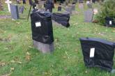 Норвежцам напомнили о сроке аренды могил черными пакетами