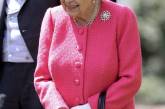 Королева Елизавета II попала в смешную ситуацию из-за своего лакея. ФОТО