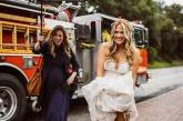 Застрявшая в пробке невеста сменила лимузин на пожарную машину, чтобы не опоздать на свадьбу. ФОТО