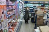 Курьез: в запорожском супермаркете заметили пушистого покупателя. ФОТО