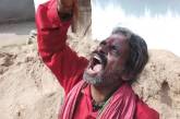Индиец 20 лет ест песок и всё ещё в полном порядке. ФОТО
