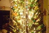 Отличные новогодние елки из пустых винных бутылок. ФОТО