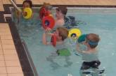 Британским детям запретили плавать в бассейне в очках