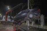 В Киеве на ДВРЗ Mercedes влетел в столб: водитель сбежал. ВИДЕО