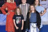Яркая Тори Спеллинг с мужем и детьми на премьере фильма в Калифорнии. ФОТО