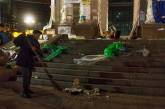 Коммунальщики под надзором "Беркута" вывозят личные вещи разогнанных евромайдановцев мусоровозами