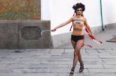 Активистка Femen обнажилась у Киевской лавры с лозунгом против диктатуры
