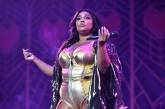 Пышнотелая Lizzo в откровенном наряде станцевала тверк. ВИДЕО