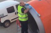 Пассажиров авиалайнера шокировал рабочий, который ремонтировал самолет с помощью скотча. ФОТО