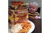Британец съел сэндвич «размером с ребенка»