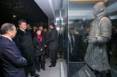 Янукович в Китае ходит по музеям и любуется лошадьми