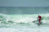 В Бразилии Санта-серфингист устроил детям необычное представление