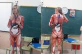 Учительница в Испании пришла на урок в купальнике. ФОТО