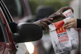 «Макдоналдс» вручил клиентам пакет с деньгами вместо заказа 