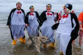 Рождественские «моржи» и «пингвины»: благотворительный заплыв-карнавал в Англии (ФОТО)