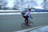 Житель Воронежа проехал сто километров по заснеженной трассе на детском велосипеде 