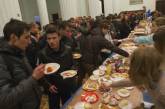 На Майдане за полдня съедают шесть тонн хлеба и по полторы тонны колбасы и сыра