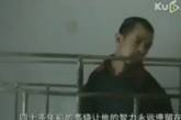 Китаянка 40 лет держала сына в клетке 
