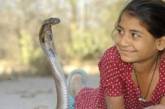 Индийская девочка Каджол Хан ладит со змеями. ФОТО